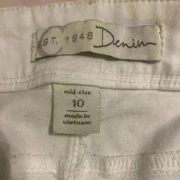 Est 1946 denim mid rise white capris with five pockets. Women’s size 10 - Picture 5 of 8